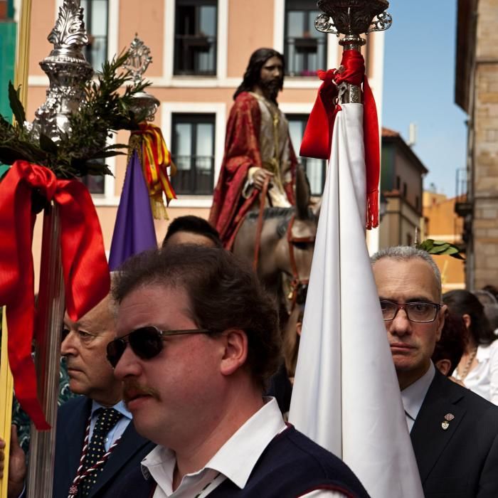 Procesión y bendición de los ramos en Gijón.