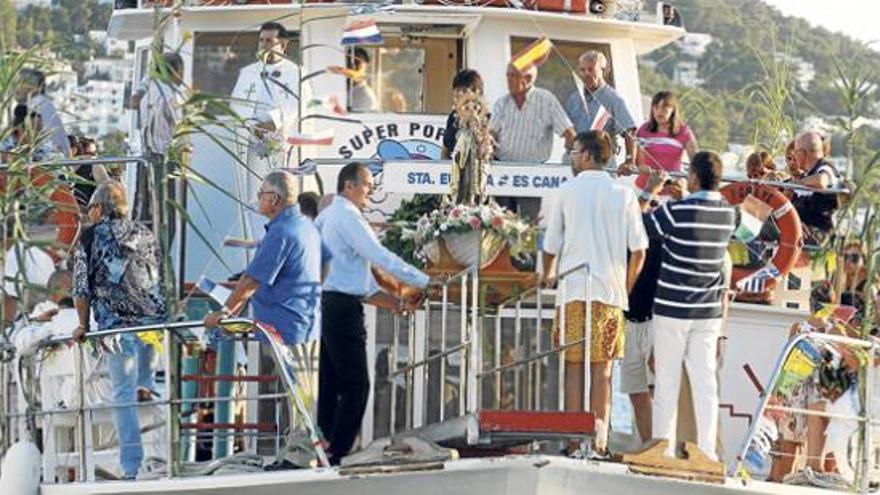 El barco turístico ´Super Popeye´ fue la embarcación elegida para llevar la imagen de la Virgen hasta aproximadamente una milla de la playa de Santa Eulària, donde se llevó a cabo la ofrenda floral.