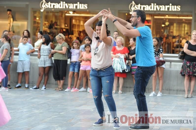 Los bailes latinos salen a la calle en Murcia