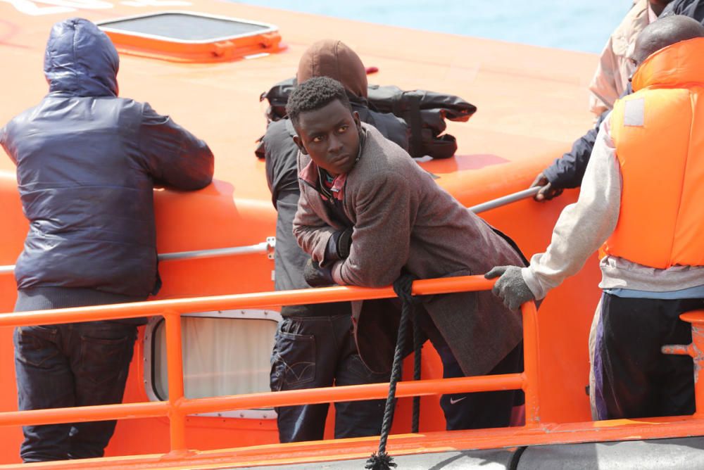 Trasladan al puerto de Málaga a 54 inmigrantes de una patera