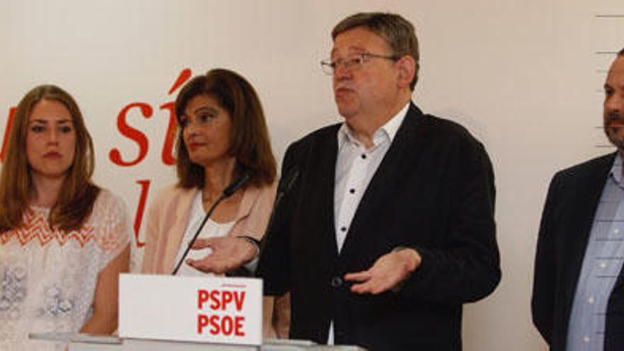 El «president» y líder del PSPV, Ximo Puig, anoche en Blanqueries, junto a las diputadas María Such y Ana Botella.