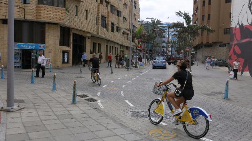 Un ciclista pasea por la calle Olof Palme.