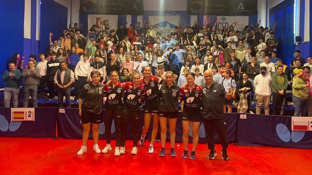 Las jugadoras del Priego ante su afición en el Centro de Tecnificación.