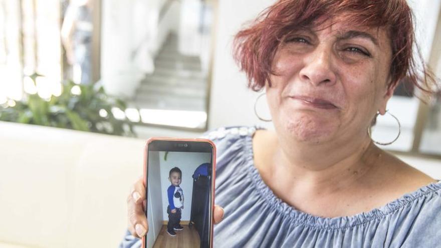 La abuela muestra una foto del niño.