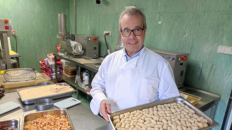 Santiago Fernández muestra una bandeja de croquetas en su obrador de Rapalcuarto. | T. Cascudo