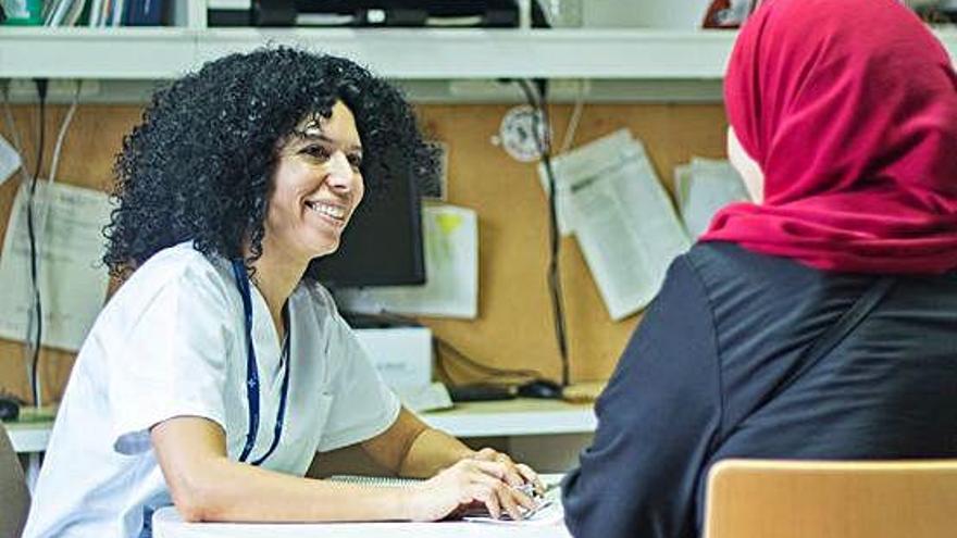 La mediadora de l&#039;hospital de Palamós atenent una usuària del centre baix-empordanès.