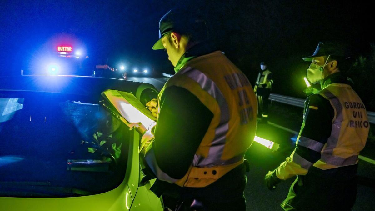 Un conductor muestra su documentación a los agentes en un control de movilidad interurbana de la Guardia Civil de Tráfico en la AP 4, a la altura de Los Palacios y Villafranca. EFE/ Raúl Caro