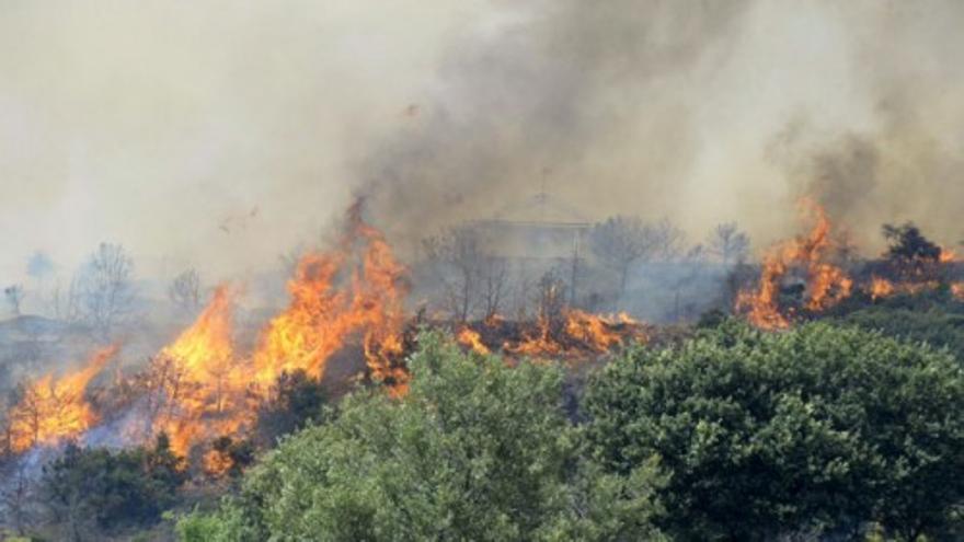 Continúan activos los dos incendios de Guadalajara