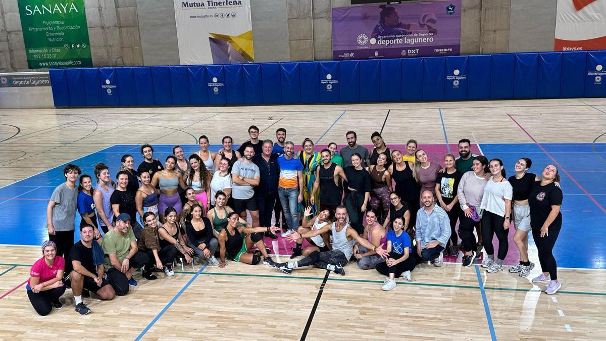 El concejal de Fiestas, Javier Caraballero, en la visita a Joroperos, que cierra el concurso de este sábado.