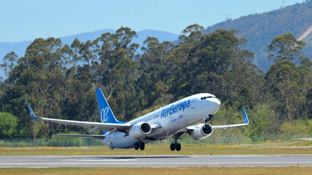Recién casada al borde del desmayo": la espera a 50ºC de los viajeros de un avión de Air Europa entre Vigo y Madrid