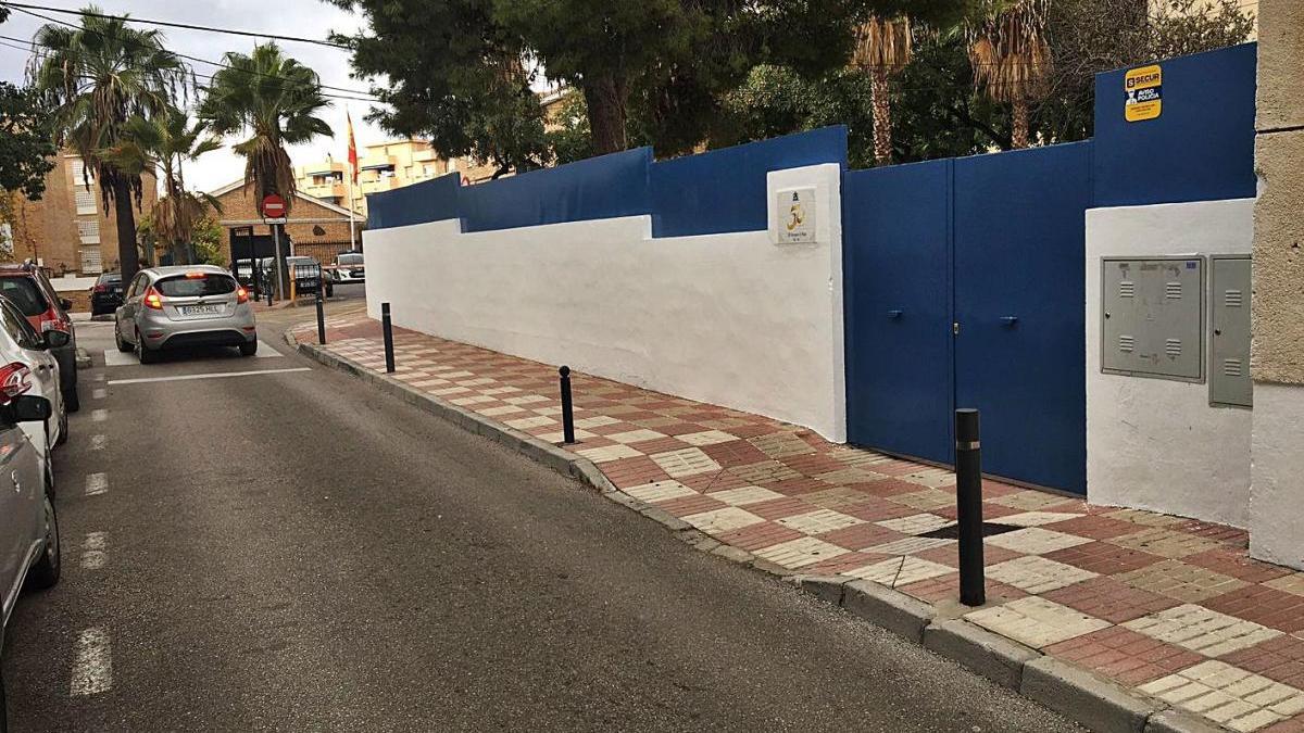 Un coche pasa por delante de uno de los accesos del colegio Hermanos Gil Muñiz.