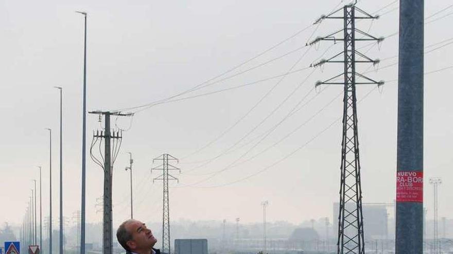 Manuel Carrera observa una de las luminarias renovadas. // FdV