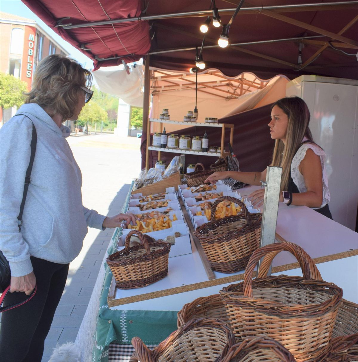 Carla Martínez a la parada de bolets del mercat de Cal Rosal