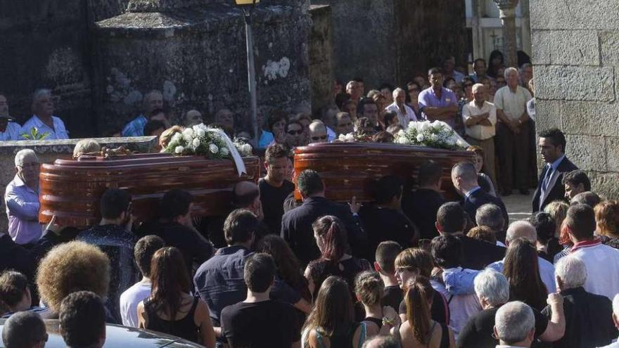 Entierro del matrimonio que apareció muerto a finales de julio en Pazos de Borbén.