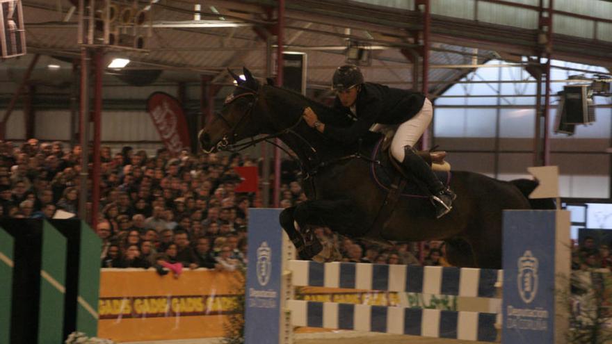 Kevin González de Zárate con su caballo ´Chevelier B´, ayer, durante la competición en Equiocio. | l. o.