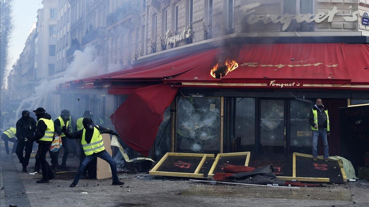 La violencia de los chalecos amarillos vuelve a París coincidiendo con el final del gran debate nacional organizado por Macron para buscar soluciones a la crisis