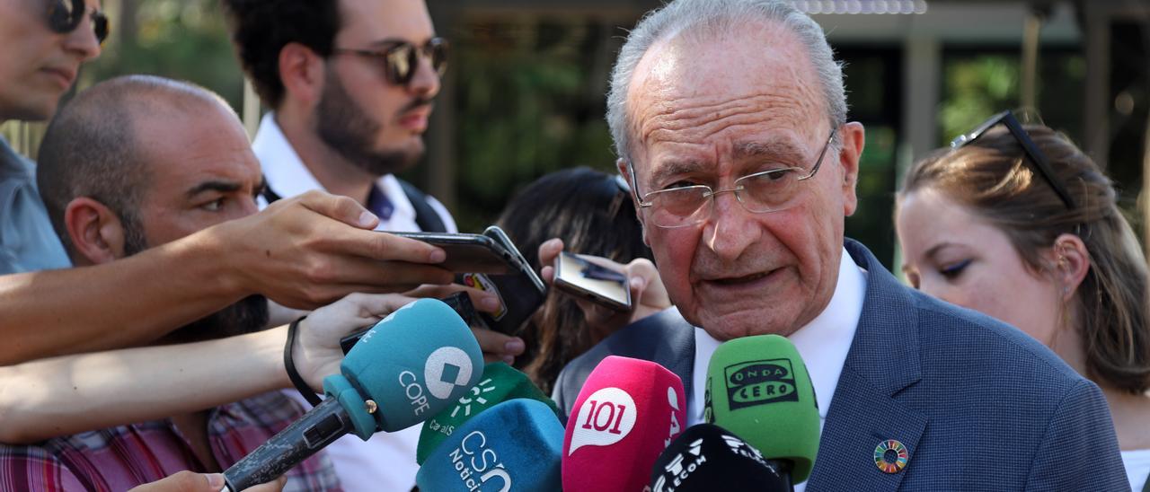 El alcalde, Francisco de la Torre, atendiendo a la prensa.