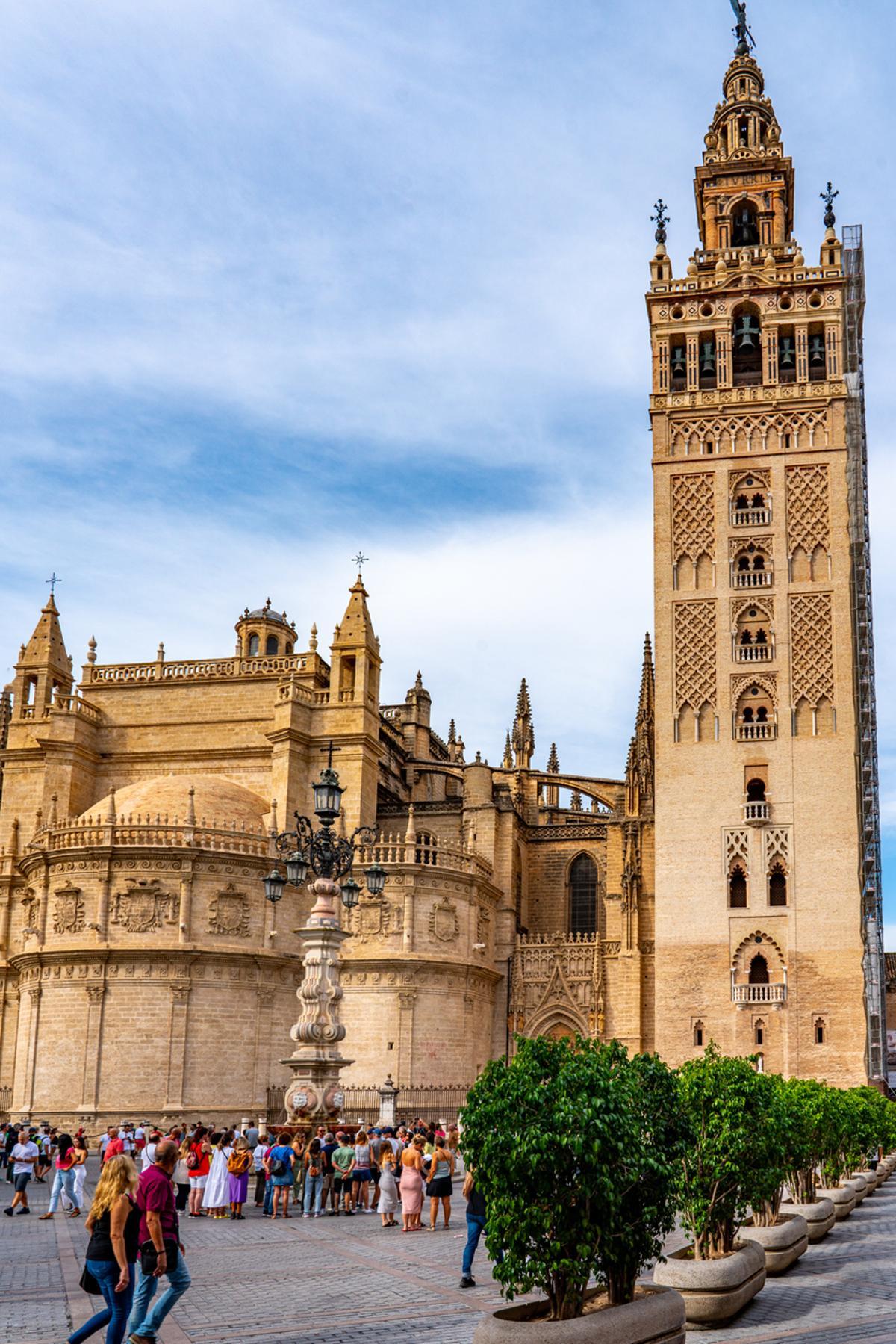 Catedral de Sevilla y campanario de la Giralda en Sevilla, España