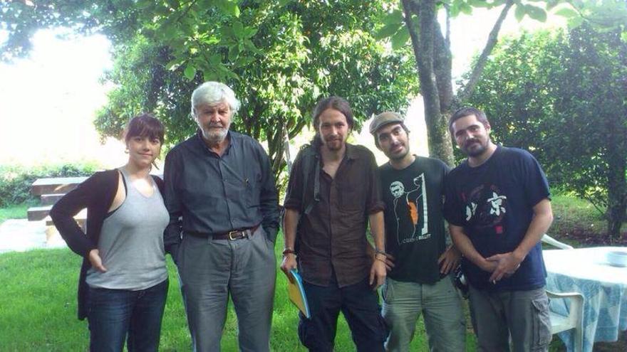 Beiras e Iglesias, centro, junto a otros colaboradores en la casa del primero en el año 2012.