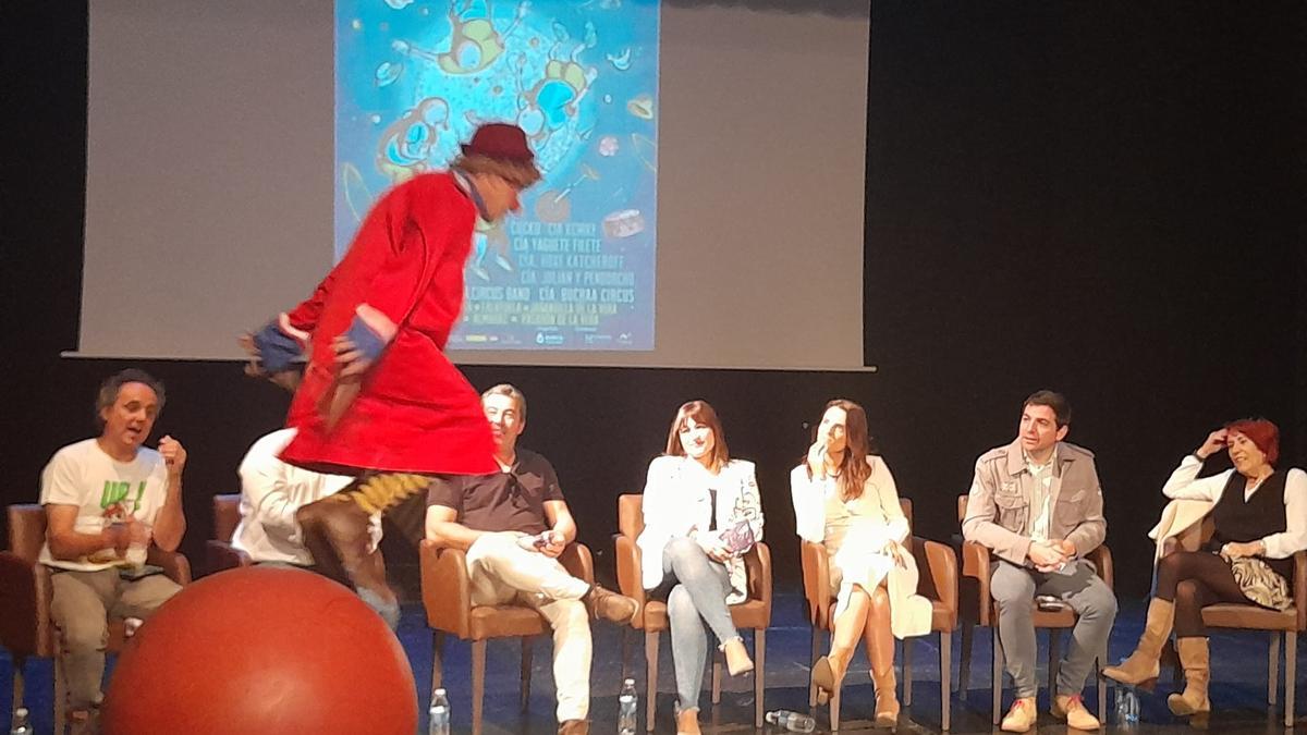 Acto de presentación del festival, con la presencia de la consejera, autoridades locales y miembros de Asaco.