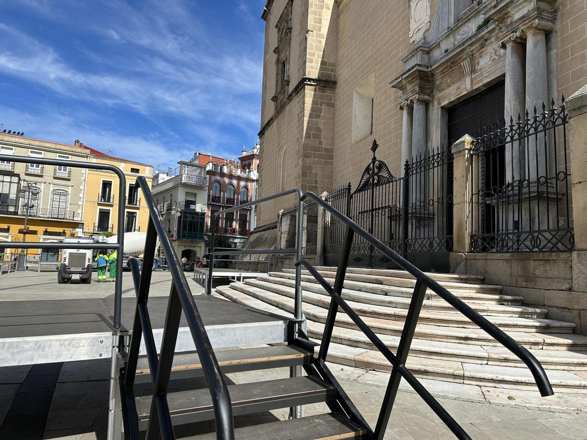 Los escenarios sobre los que irán las sillas ya se han instalado enfrente de la puerta principal de la catedral de Badajoz.