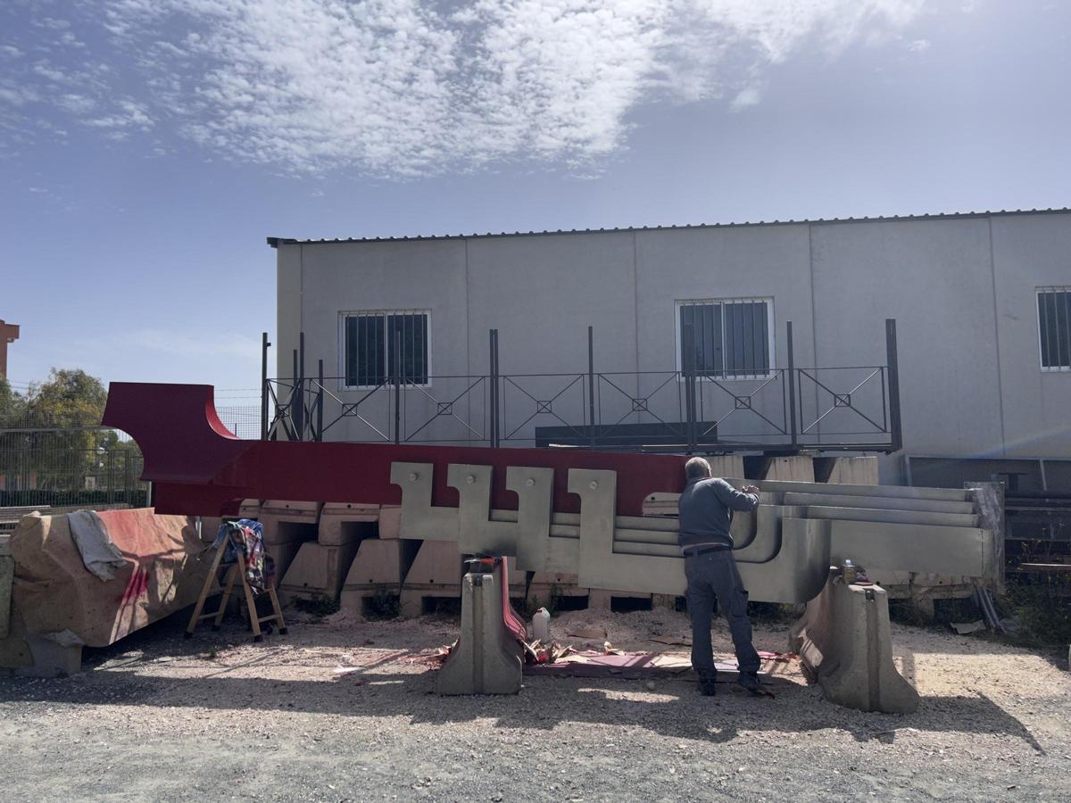 La escultura, realizada en acero pulido y policromado y con unas dimensiones aproximadas de 7 metros de altura por 1,40 de anchura, fue instalada en el año 2001