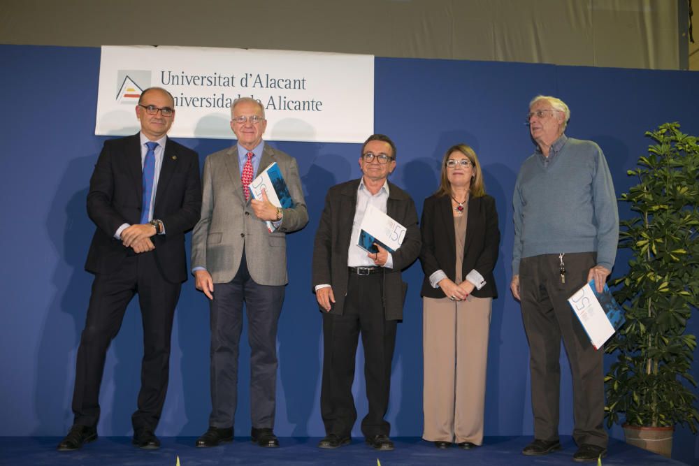 Decenas de profesores y alumnos del CEU, germen de la Universidad de Alicante, se reencuentran en un emotivo acto organizado en el campus.