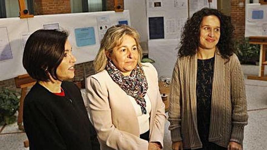 La directora, Transi Martín (centro) y Blanca Herrero (derecha), en la presentación de la jornada. Exposición sobre vasos comunicantes en el hall del IES Claudio Moyano.