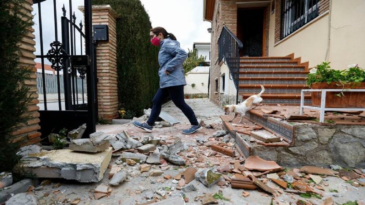 Cientos de vecinos salen a la calle en Granada debido a los terremotos