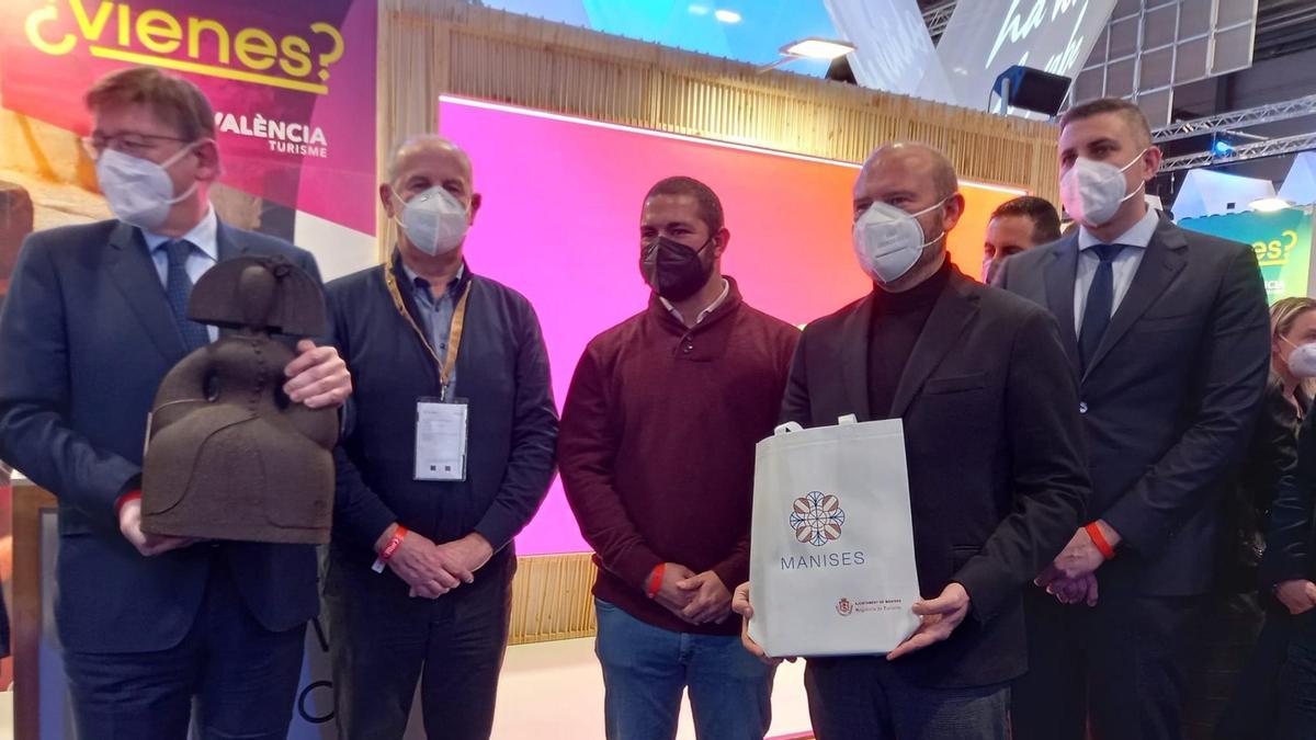 Los representantes de Manises obsequian a Ximo Puig con una pieza de cerámica en Fitur.