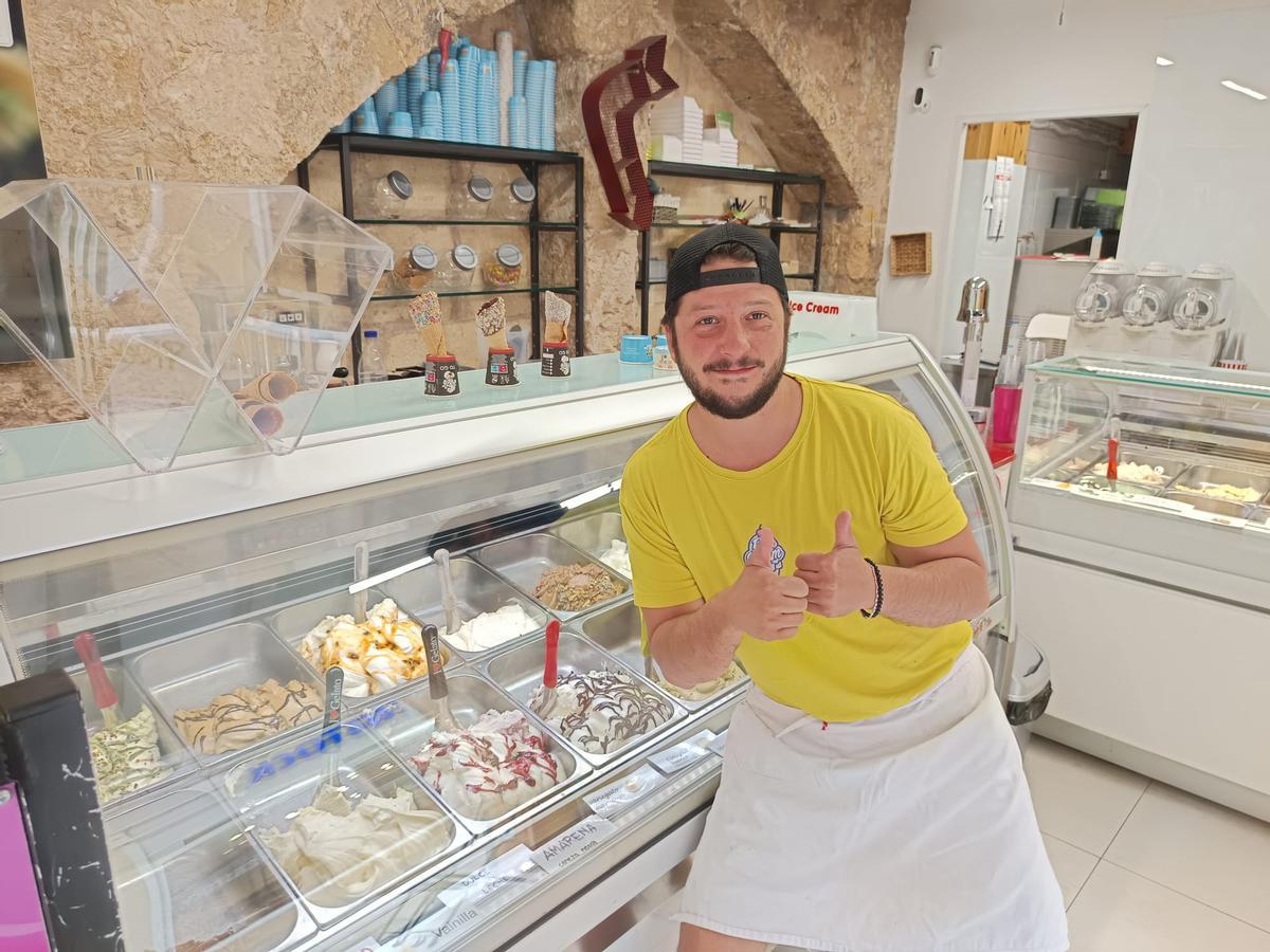 Alessandro Pain, responsable de una popular heladería de la calle Sindicat