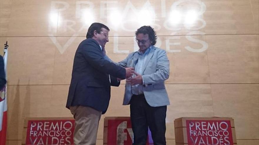 Cristóbal González gana el premio de periodismo Francisco Valdés
