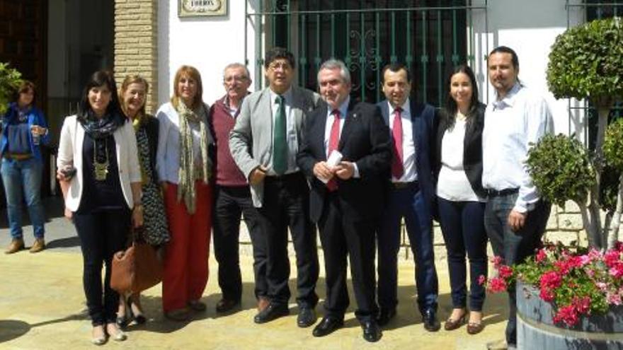 Valderas se reunió en el Ayuntamiento con integrantes de su formación y del gobierno local socialista.