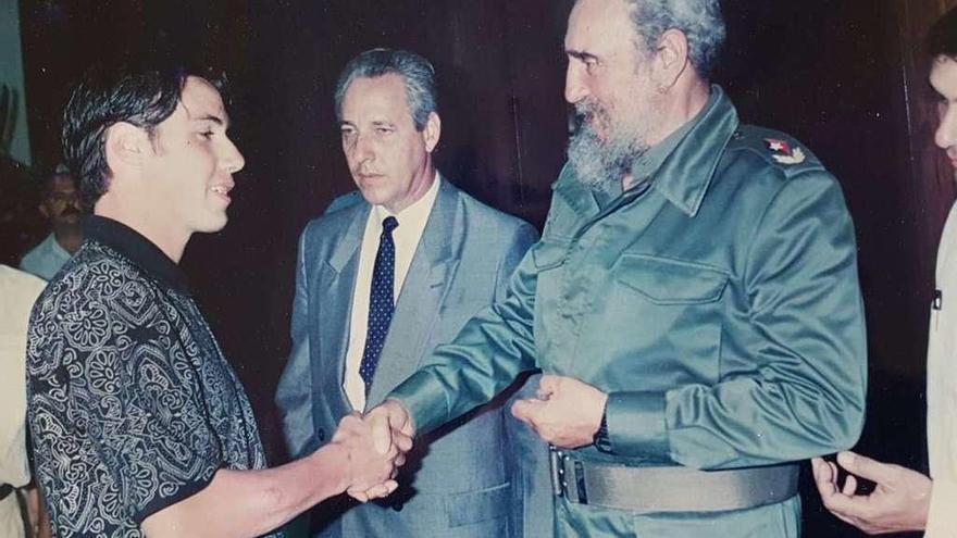 Tino Cordal saluda a Fidel Castro en su viaje como estudiante a La Habana en 1991. // FdV