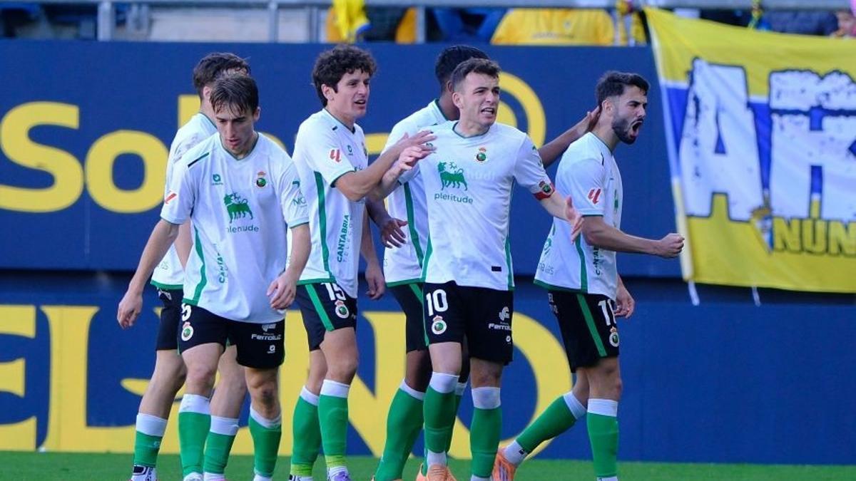 Andres Martín, Íñigo Vicente y Sangalli encabezan la celebración racinguista en un gol.