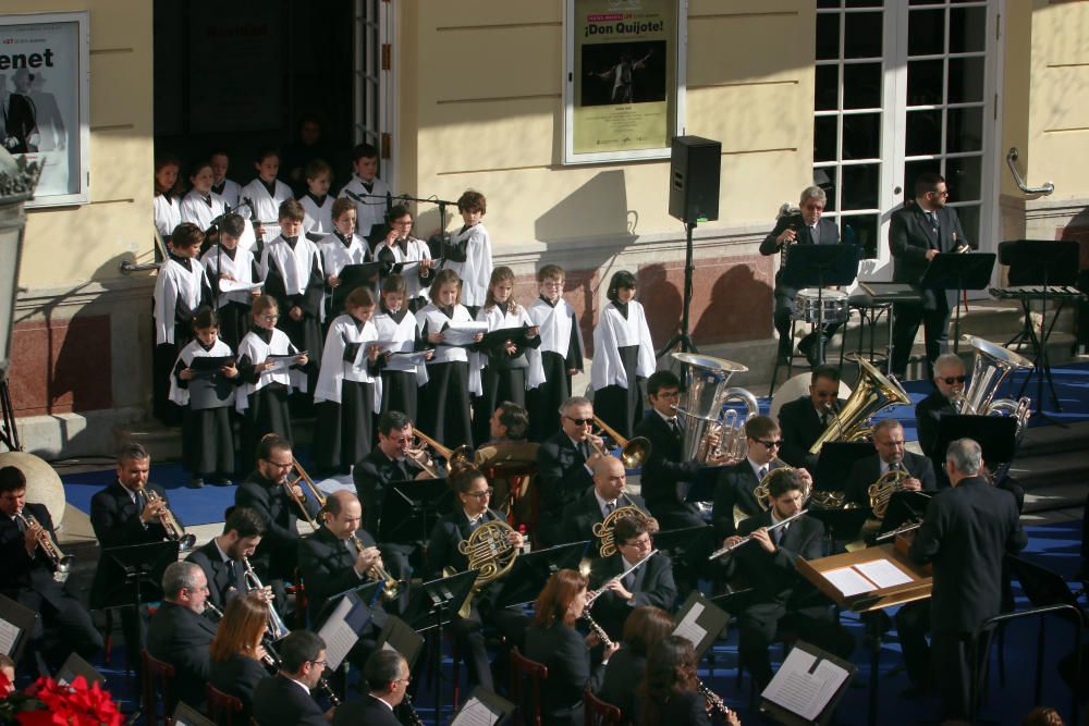 Mil niños de la Fundación Victoria, la Banda Municipal de Málaga y la Escolanía del Corpus Christi ofrecen un concierto navideño frente al teatro malagueño.