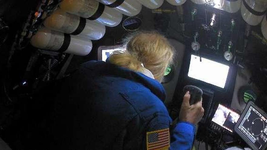 Victor Vescovo, en el submarino. // Reuters