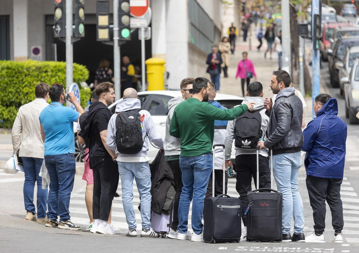 Turistas a su llegada a la estación de trenes de Alicante.