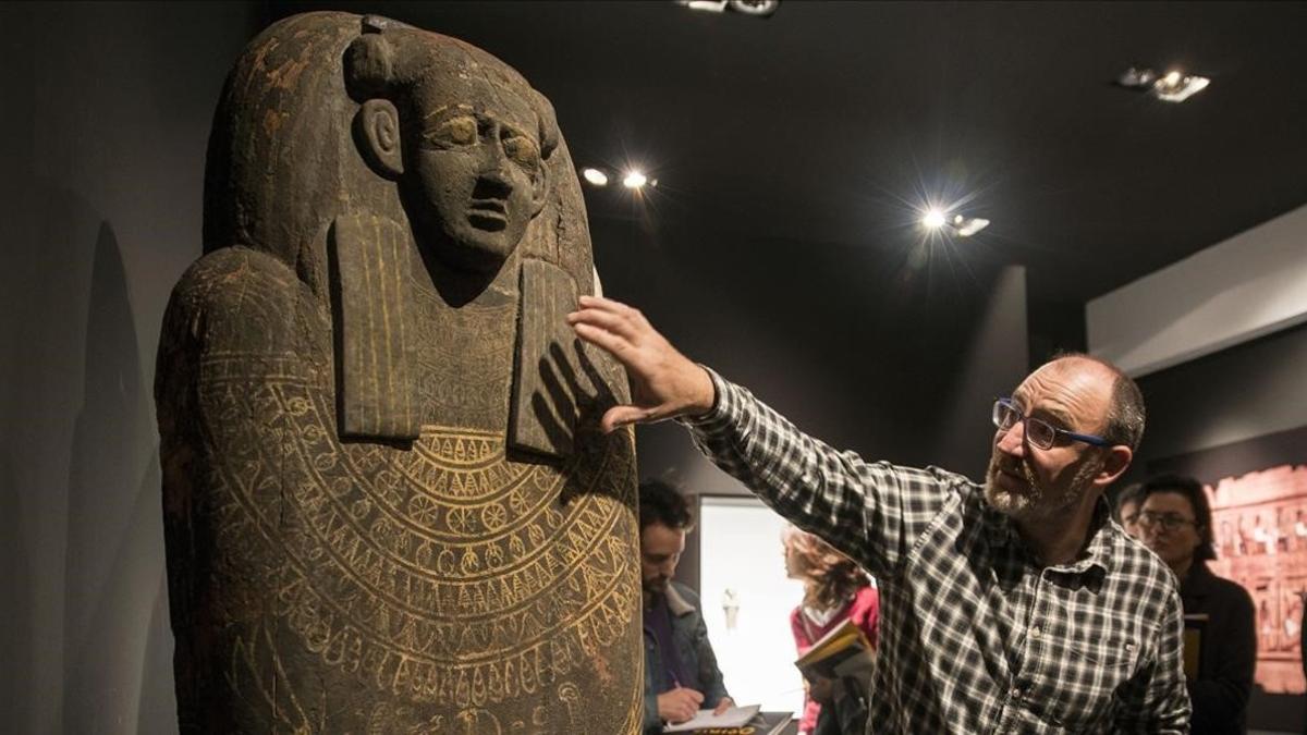 El comisario y conservador del Museu Egipci Luis Manuel Gonzálvez, con el sarcófago de Unnefer, una de las piezas estrella de la exposición 'Osiris, Dios de Egipto. El ser que permanece perfecto'.