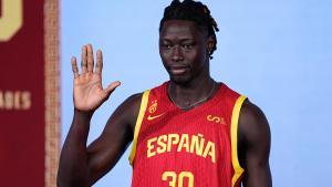 Eli John Ndiaye, en la presentación del Eurobasket 2025, con la camiseta de la selección española de baloncesto