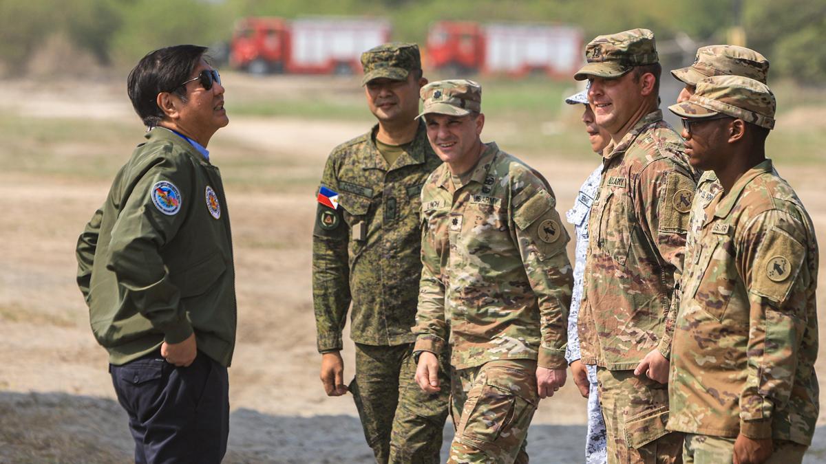 El presidente Marcos Jr. supervisa los ejercicios militares Filipinas-EEUU