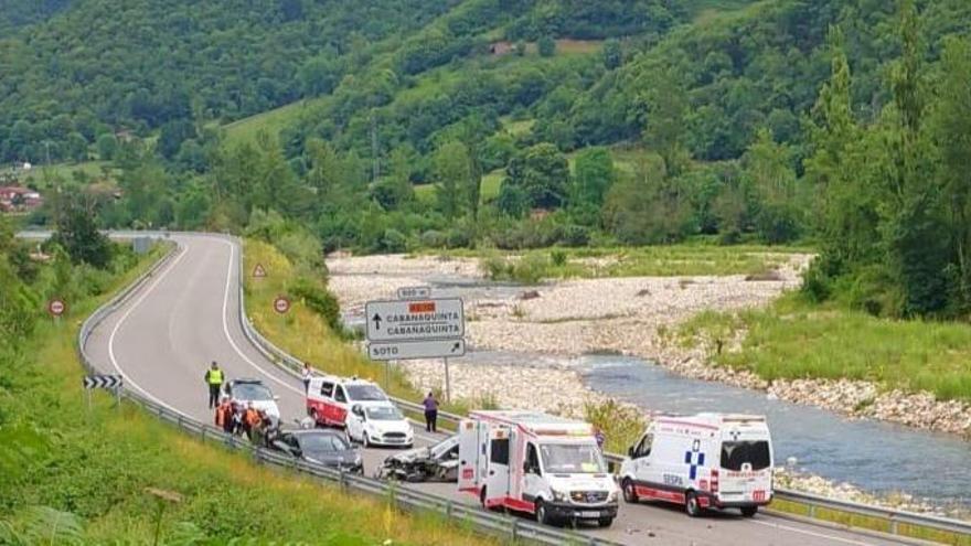 Un motorista fallecido y tres heridos en un accidente en el Corredor del Aller