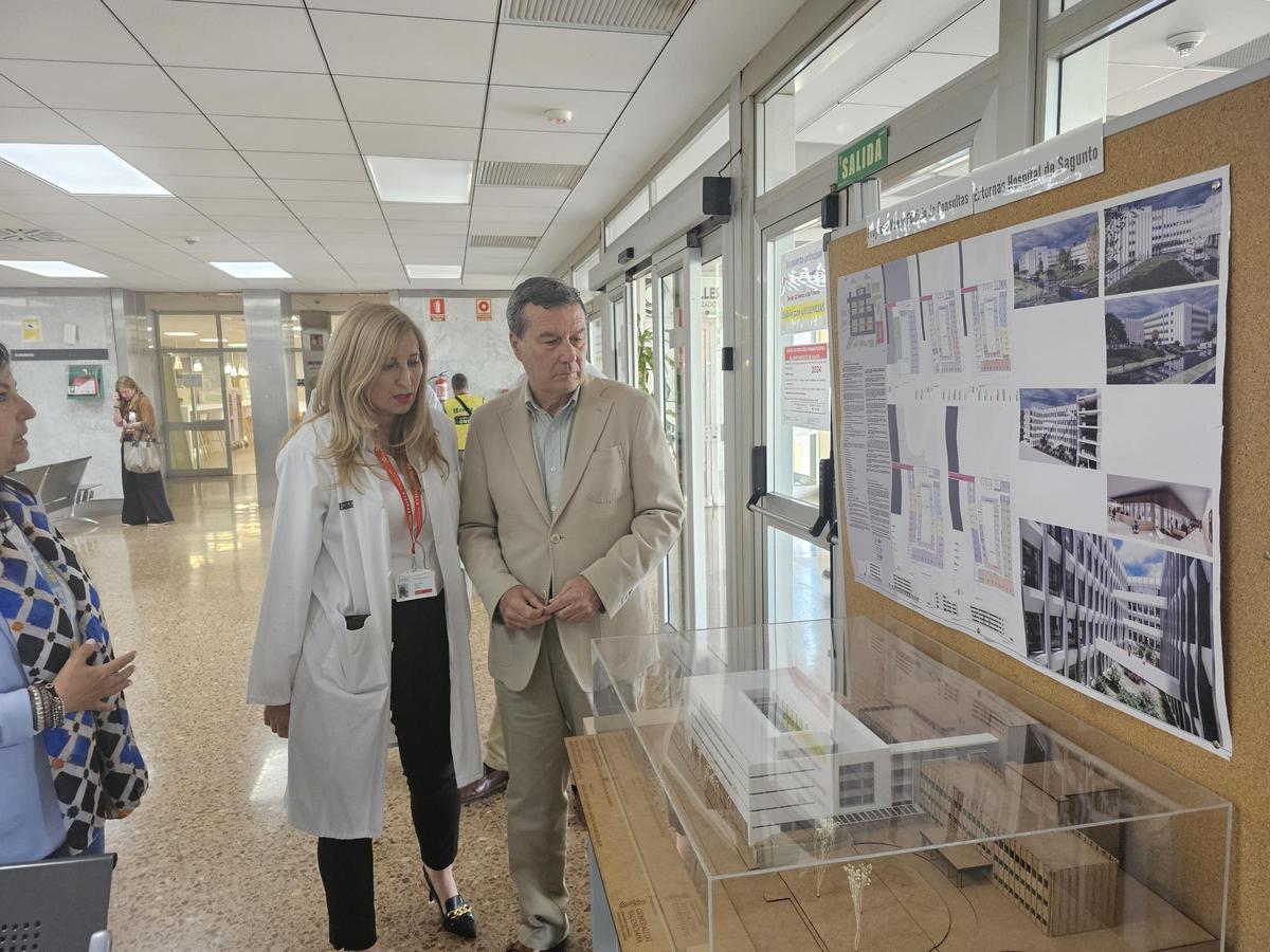 La gerente del Hospital de Sagunt y el conseller Marciano Gómez.