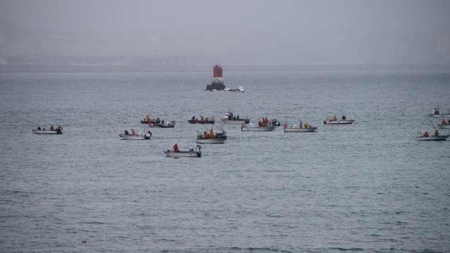 Una imagen de embarcaciones del marisqueo a flote en uno de los bancos de invierno en la ría, frente a Tirán, en Moaña en la pasada campaña.