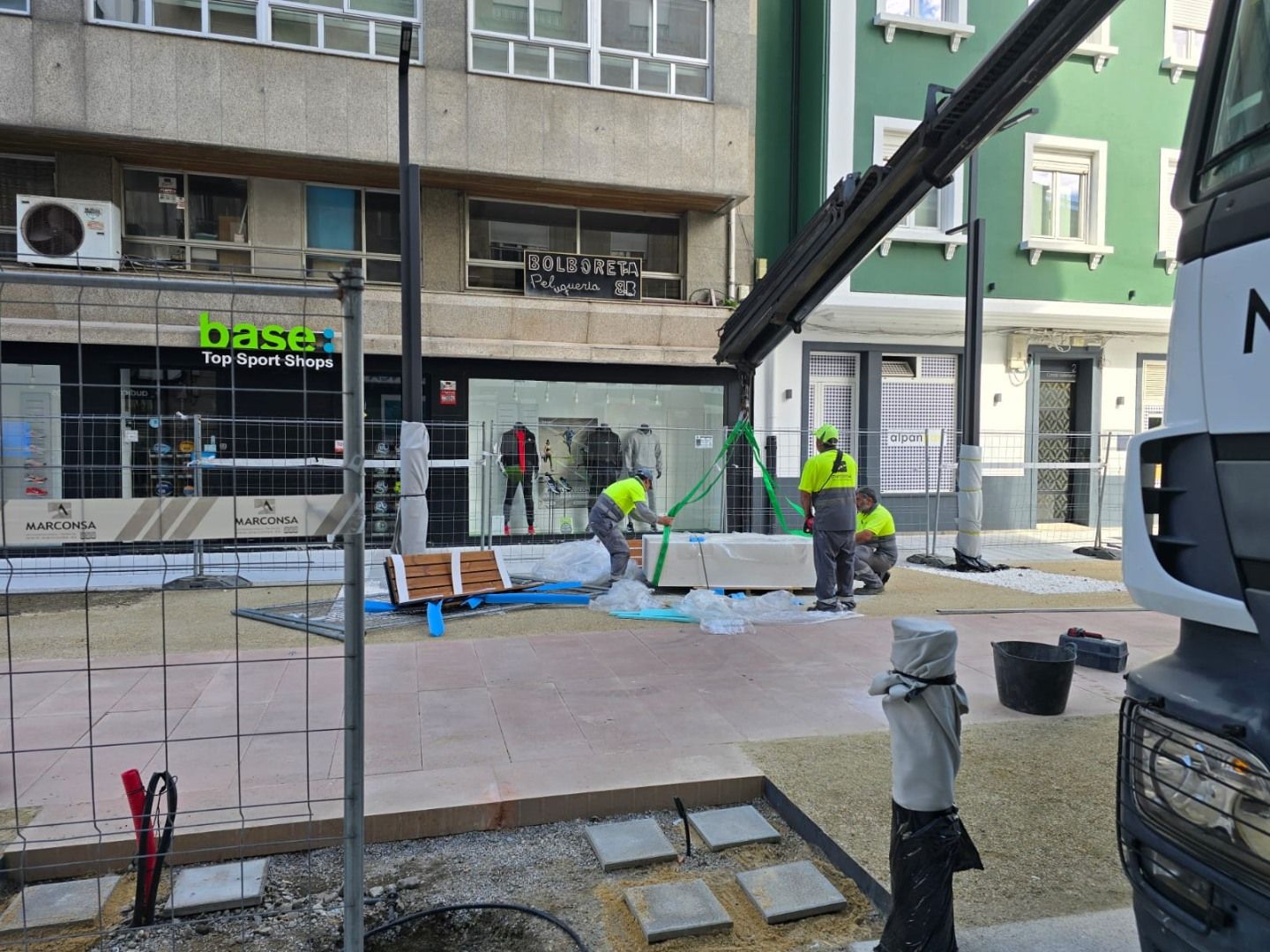 La calle de Clara Campoamor, antes Conde Vallelano, afronta la instalación de mobiliario y la plantación de jacarandas.