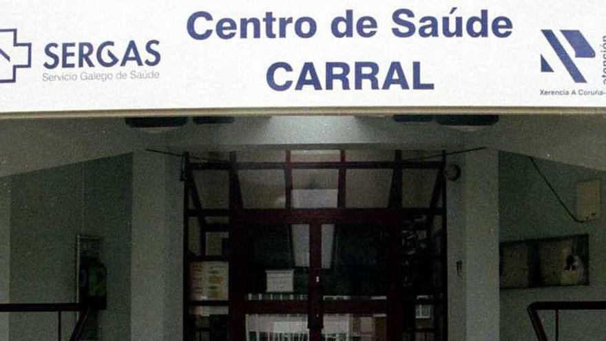 Entrada al centro de salud de Carral.