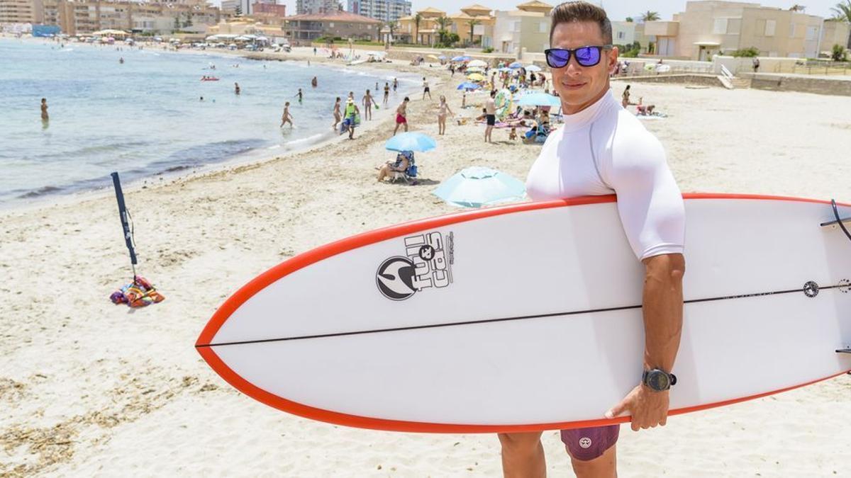 David, fotografiado este lunes en la playa de Galúa, en La Manga, donde el pasado domingo salvó la vida de tres bañistas que tenían dificultades para salir del agua.