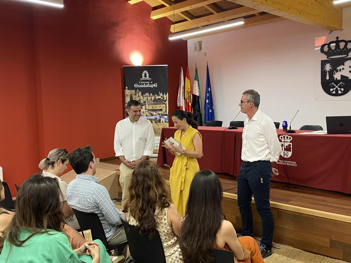 El gerente de la Red de Cooperación de los Caminos Históricos de Peregrinación a Guadalupe, Felipe Sánchez Barba; el gerente de ADEVAG, Juan Luis Capilla; y la alcaldesa de Don Benito, Elisabeth Medina.