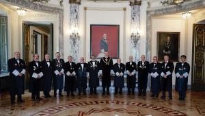 GRAF9497. MADRID, 10/9/2018.- El Rey Felipe VI posa en la foto de familia, junto al presidente del Consejo General del Poder Judicial, Carlos Lesmes (7i), tras la ceremonia de apertura del Año Judicial, que ha tenido lugar hoy en la sede del Tribunal Supremo. EFE/Angel Díaz ***POOL***