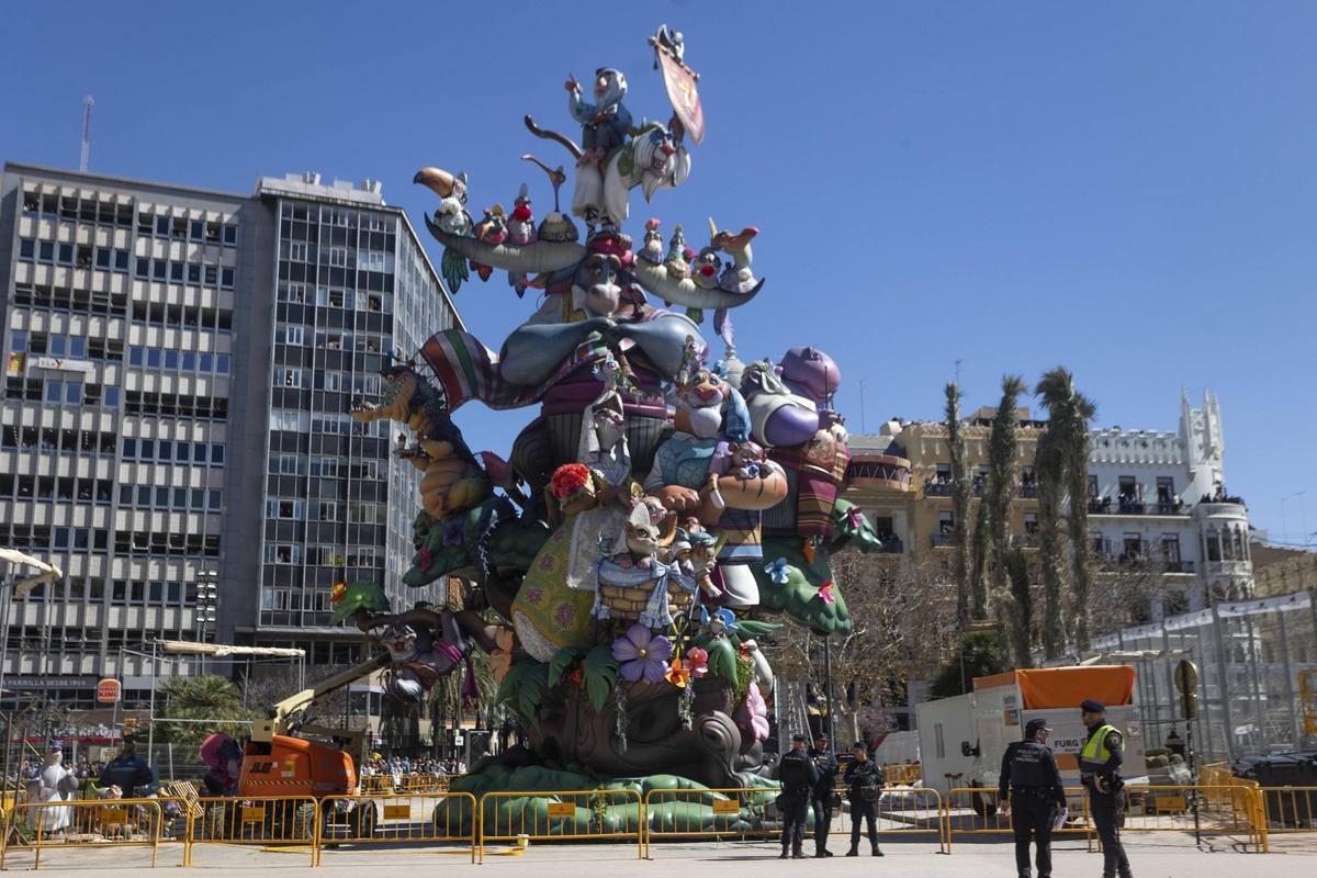 La Falla municipal en el único día soleado de estas fiestas